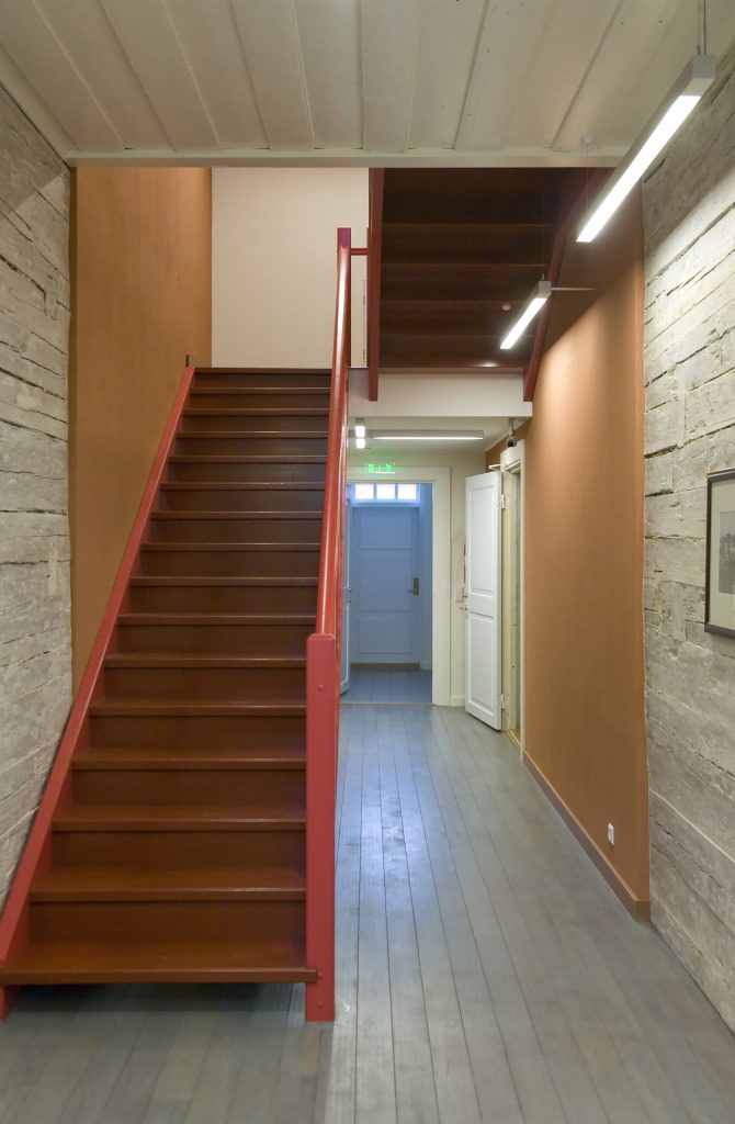 A hotel with old fashioned retro styled rooms, and rustic objects.